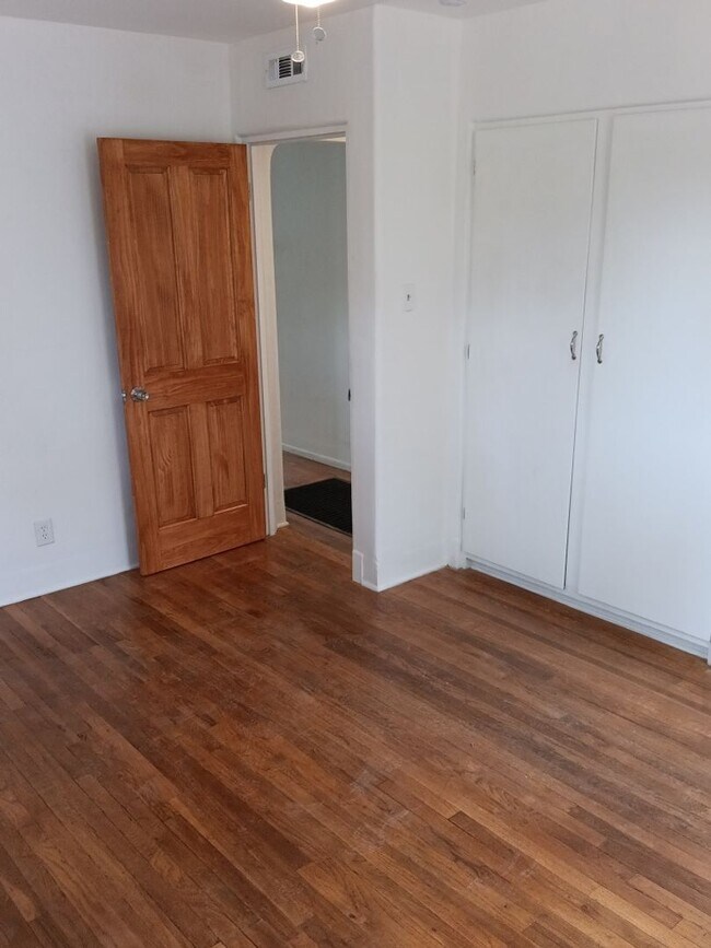 Building Photo - Charming 3-bedroom, 2-bathroom! Showings available NOW! New appliances! SPECIAL!!