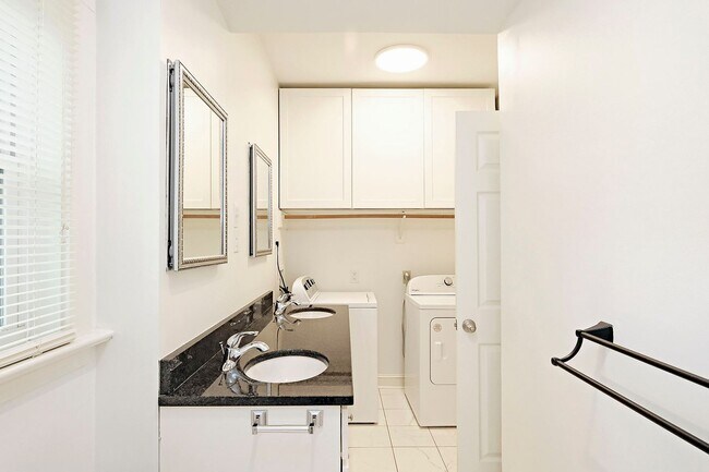 Building Photo - Charming Pet-Friendly Rental Near Pantops & Downtown