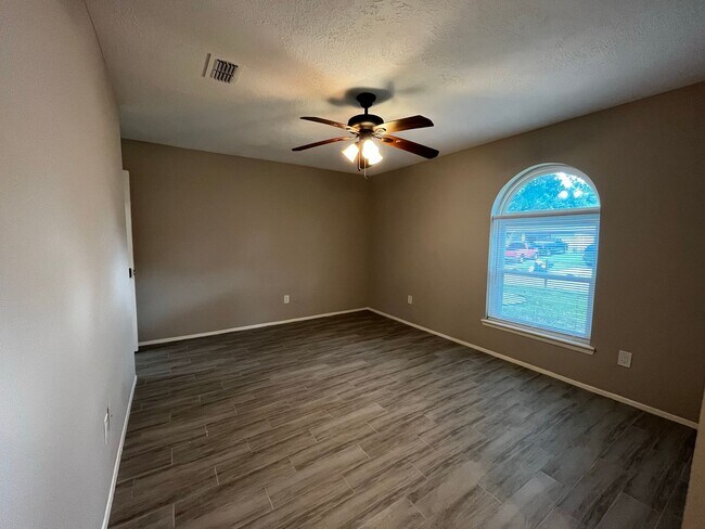 Building Photo - For Lease | 3 Bed, 2 Bath | 1,446 Sq Ft | ...