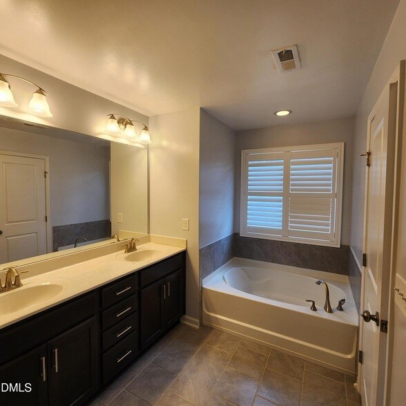 Building Photo - 1424 Southpoint Trl