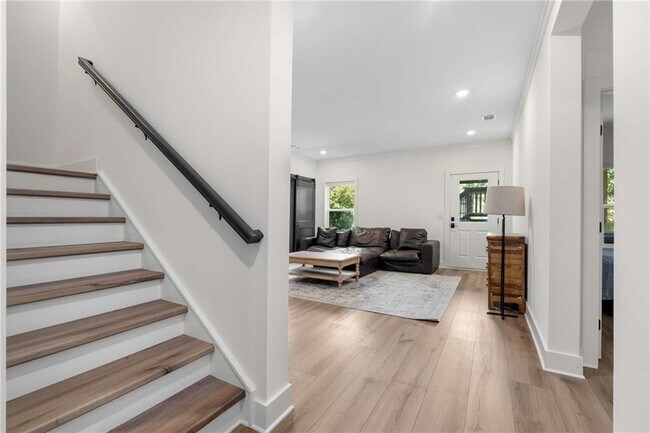 Building Photo - 520 Walden Glen Ln