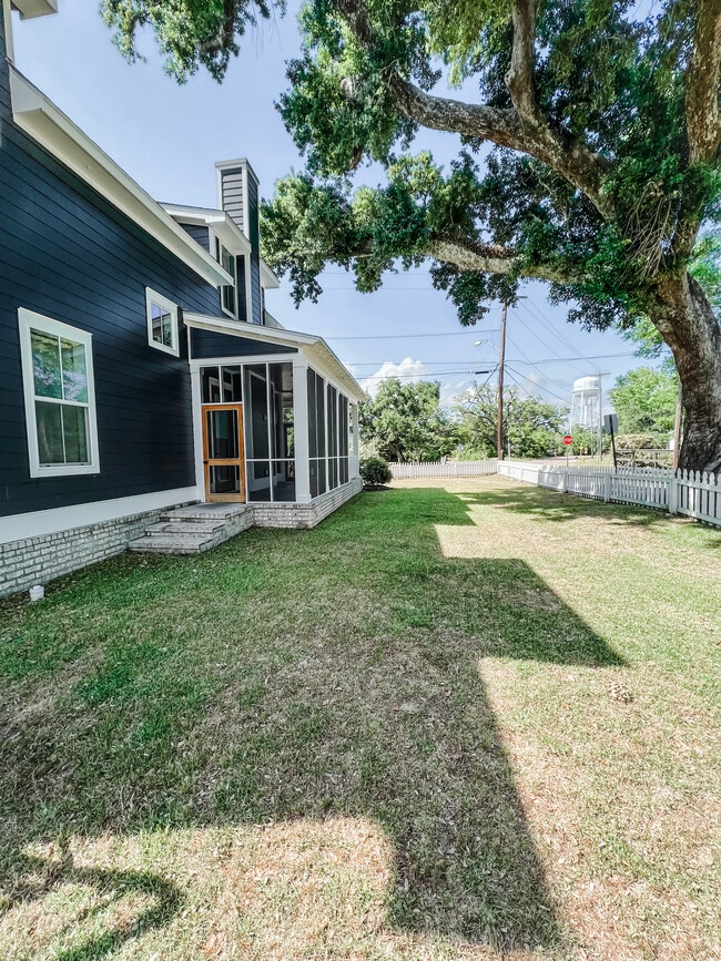 Building Photo - 764 E 2nd St