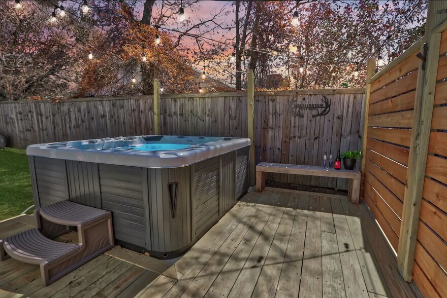 Hot Tub and Outdoor Shower - 603 N Avenue N