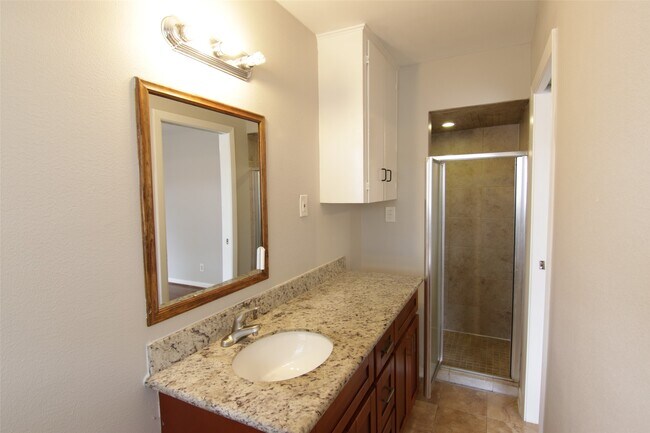 Building Photo - 6915 Edgemoor Dr