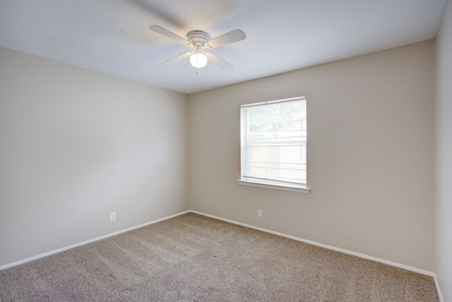 Building Photo - Coming Mid-August! 4 Bd, 2 Ba | N. Arlington