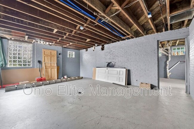 Building Photo - 1094 Oakwood Ave