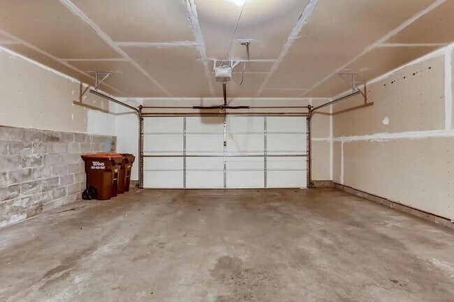 Building Photo - Bright End-Unit 2BD Townhome with Fireplace, Deck & Big Bedrooms