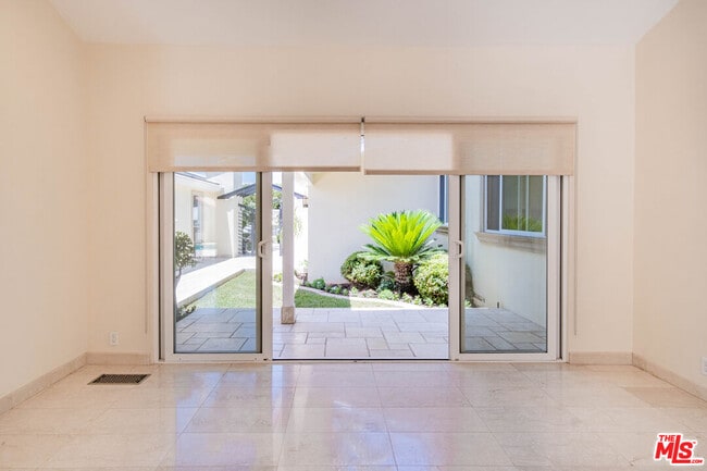 Building Photo - 480 N Robinwood Dr