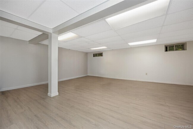 Building Photo - 6 Village Dr
