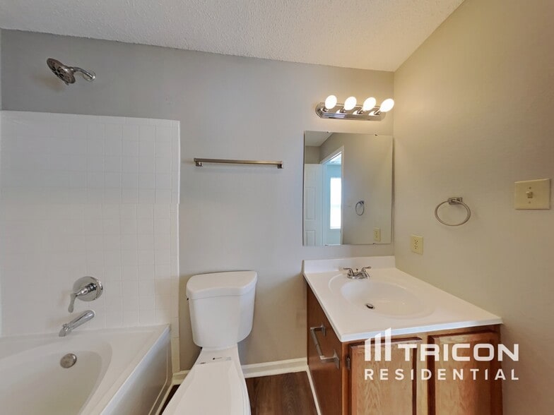 Building Photo - 13460 N Carwood Ct