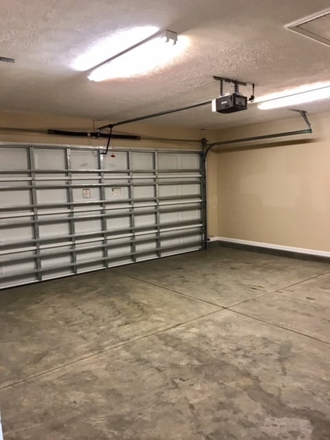 Building Photo - Move In Ready! 3 Bedrooms, 2 Baths & garage!