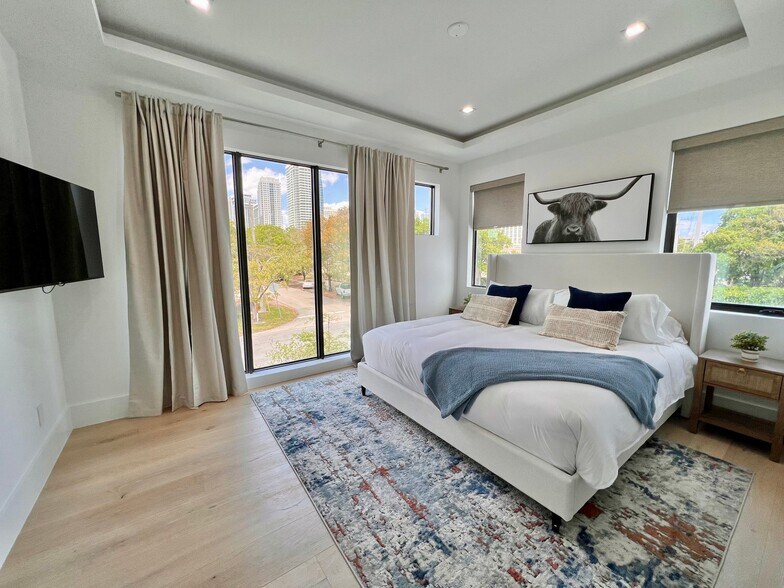 Building Photo - 300 SW 7th St