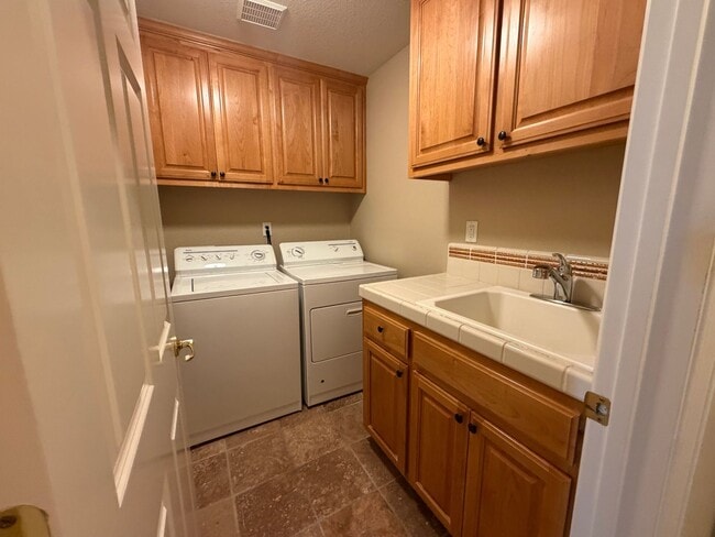Building Photo - 1014 Gamay Dr