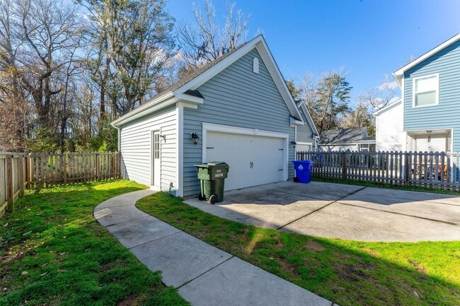 Building Photo - 3 Bedroom 2.5 Bath House in Boltons Landin...