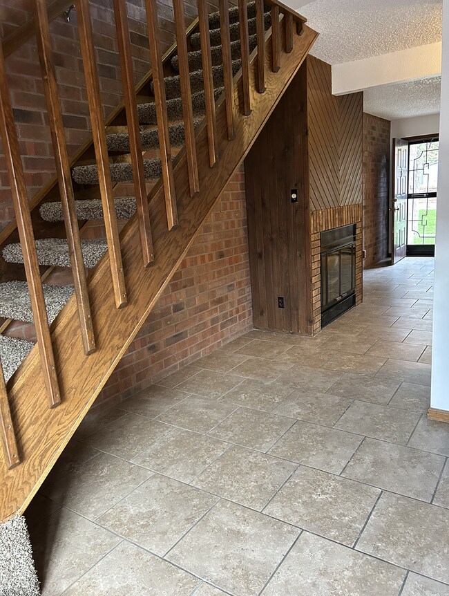Building Photo - 2105 Chatalet Ln