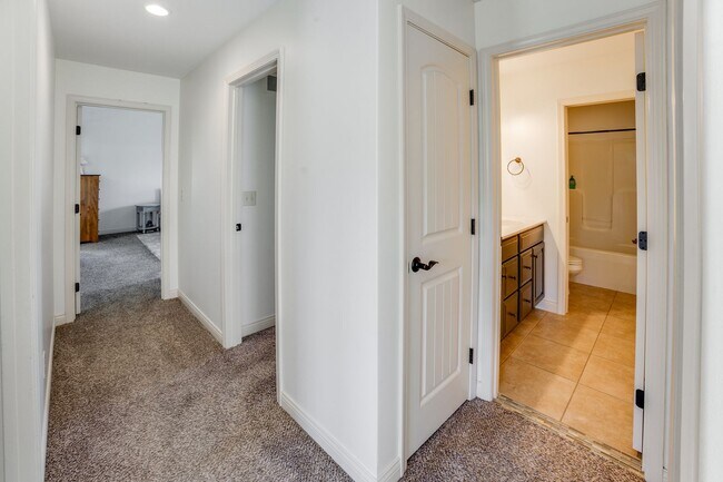 Building Photo - LUXURY 5 BEDROOM HOME AVAILABLE IN MAHOMET