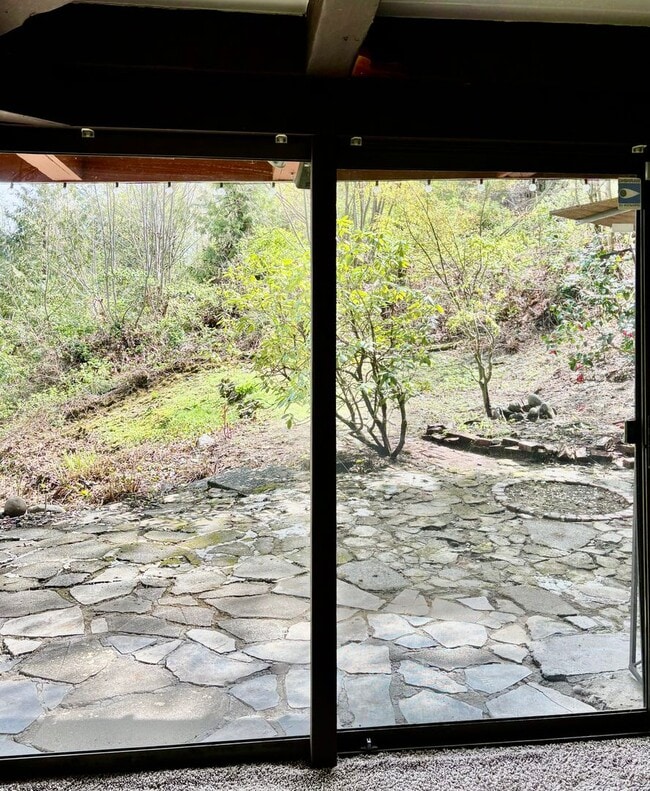 Building Photo - 2 Bed / 2 Bath Lakeview Bellevue cottage $2,845/month