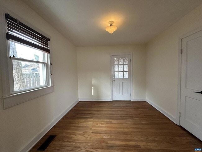 Building Photo - 1321 Willow Dr