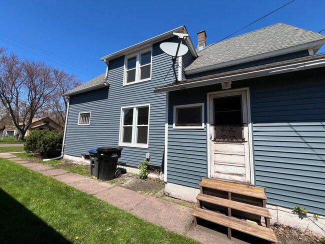 Building Photo - AVAILABLE AUGUST 1 - Spacious 3+ Bedroom Home