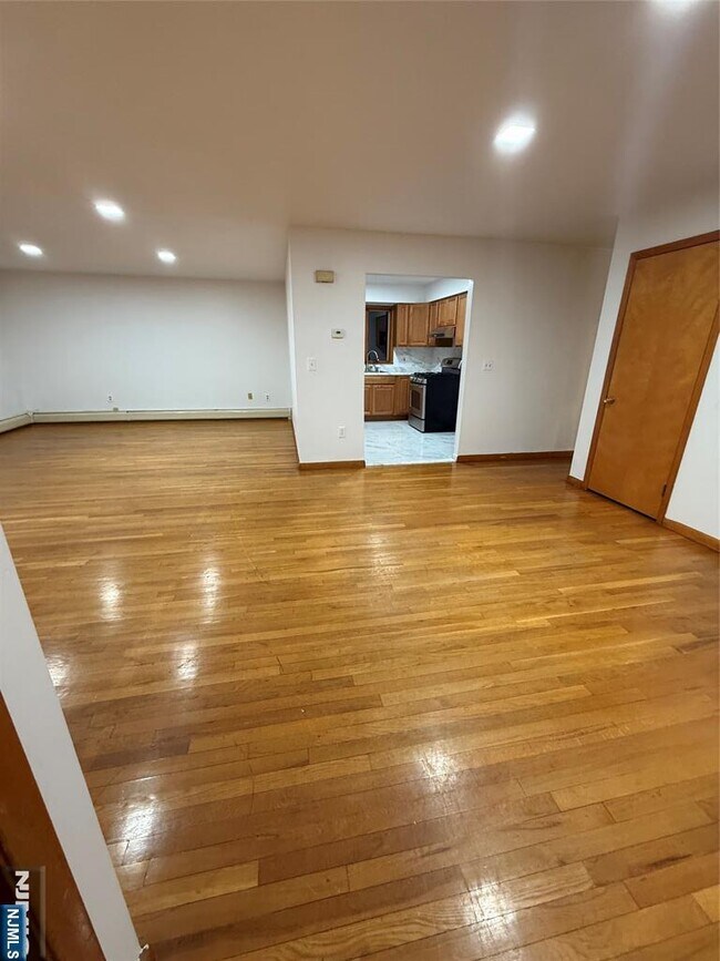 Building Photo - 967 E 23rd St