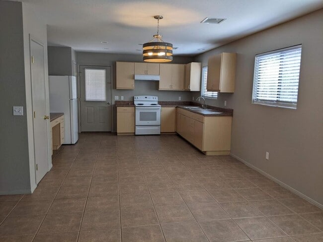 Building Photo - 4105 N Montezuma Ave