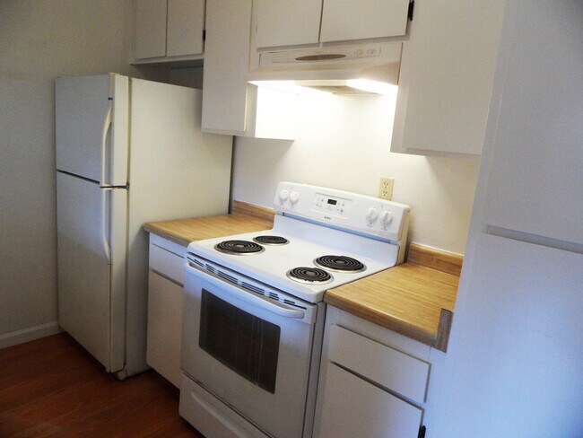 Building Photo - Cozy condominium in Blossom Valley. Hardwood floor, dishwasher, balcony.