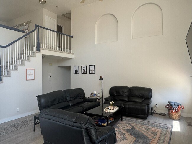 Building Photo - Fully Updated 3BR/2.5BA in Desirable Lampl...