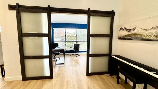 Building Photo - 415 E 6th Ave