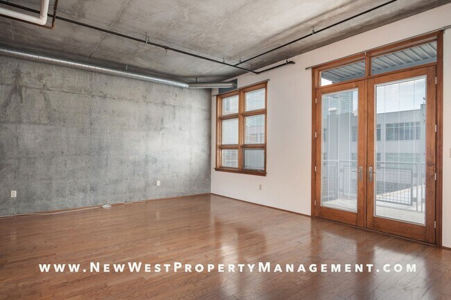 Building Photo - Modern East Village Loft at M2i, Small Pet OK! Available Now!