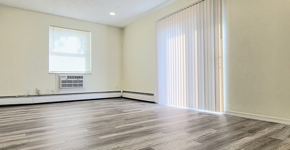 Living room - 2936 W McMicken Ave