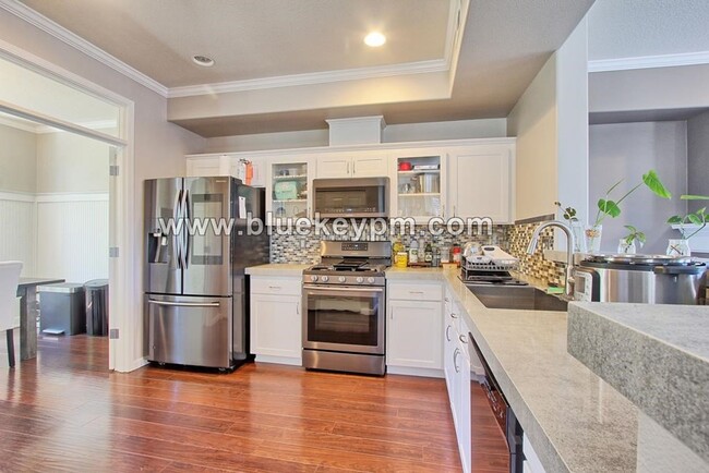 Building Photo - 3 Bed, 2.5 Bath Townhome in Hillsboro Near...