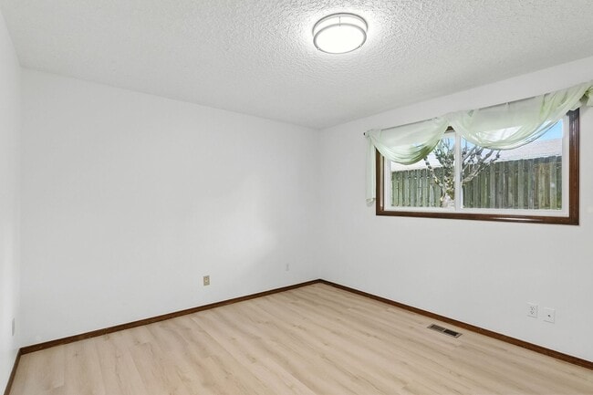 Building Photo - Refreshed 3 Bedroom Ranch In NE Portland
