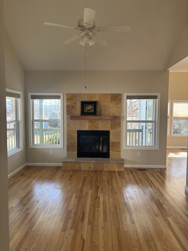 Building Photo - 477 Probart St