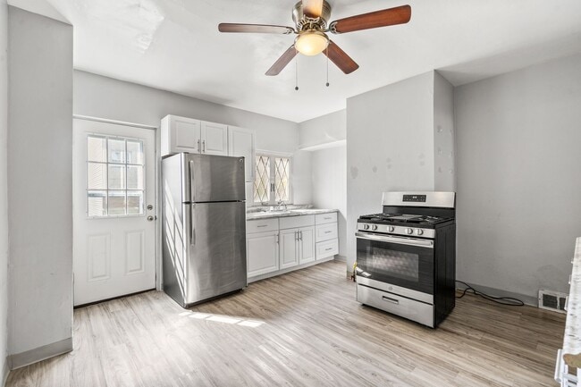 Building Photo - Three Bedroom + Den in the Heart of Bloomfield - Available October 10th!