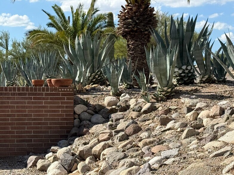 Building Photo - 1402 E Big Rock Rd