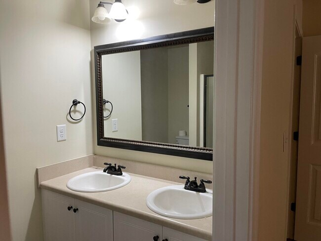 Building Photo - 697 Fox Haven Dr