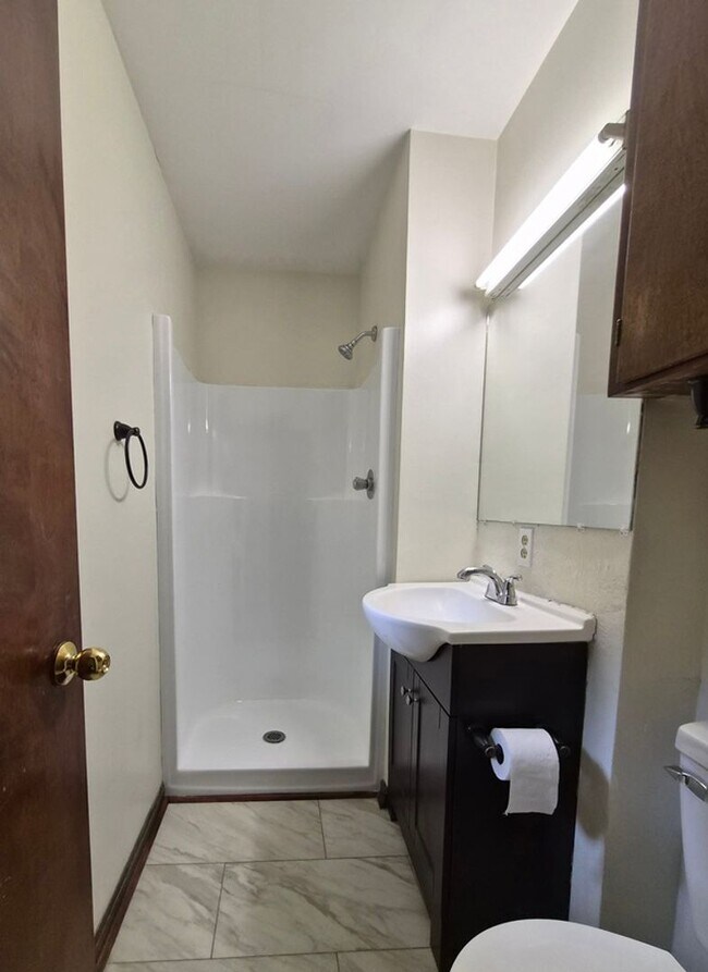 Building Photo - Rare 3BR/3BA Standalone Home Near VT Campus