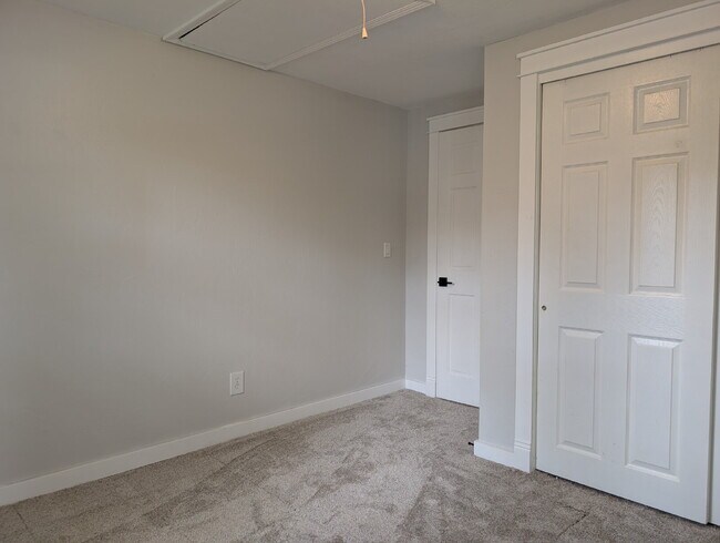 Building Photo - Beautiful 5 Bedroom 2 Bathroom Neenah Lake Home