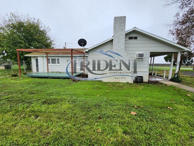 Building Photo - 2 bedroom, 2 bath house, plus a bonus room, located in the country.