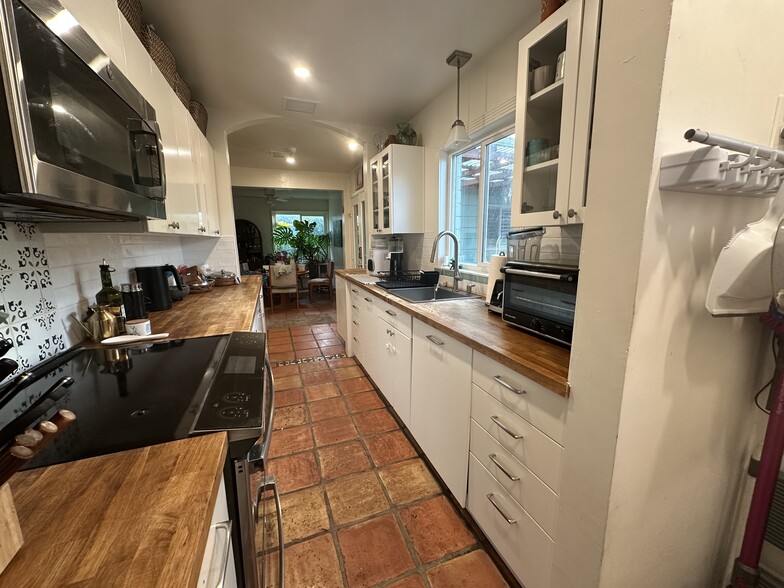 Building Photo - 2232 N Evergreen St