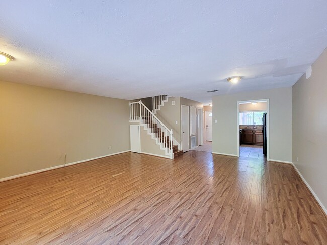 Building Photo - Quite neighborhood town home with gate, ne...