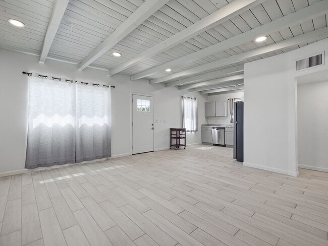 Building Photo - PRICE REDUCTION! – Cats and pets accepted!!
