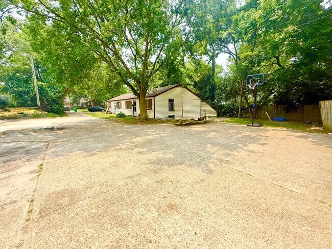 Building Photo - 1820 Parkview Ave