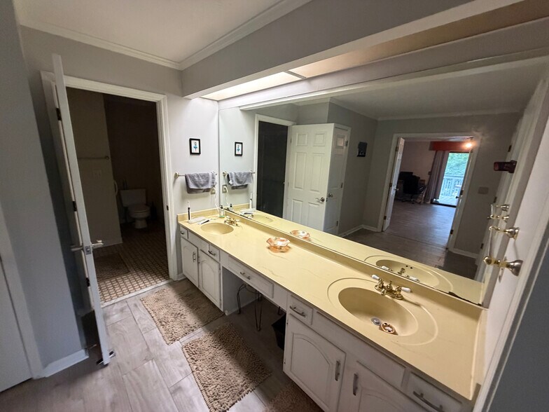 Building Photo - Room in House on Lilburn Stone Mountain Rd