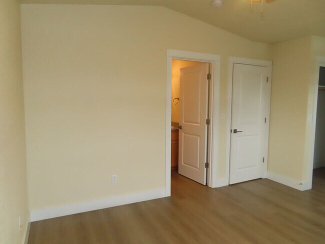 Building Photo - 2587Justine - FH