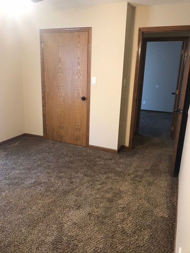 Building Photo - 4 Bedroom, 3 Bathroom House with Attached Double Car Garage