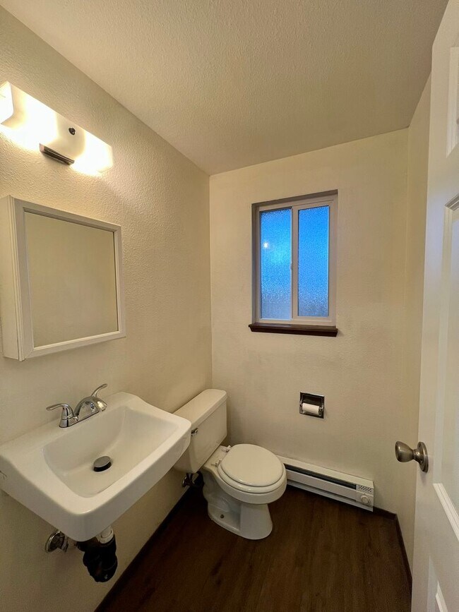 Building Photo - Updated Duplex (Unit A) - Water included!