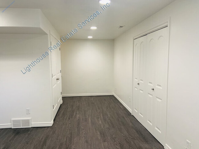 Building Photo - Fantastic Murray 3 Bedroom Townhome!