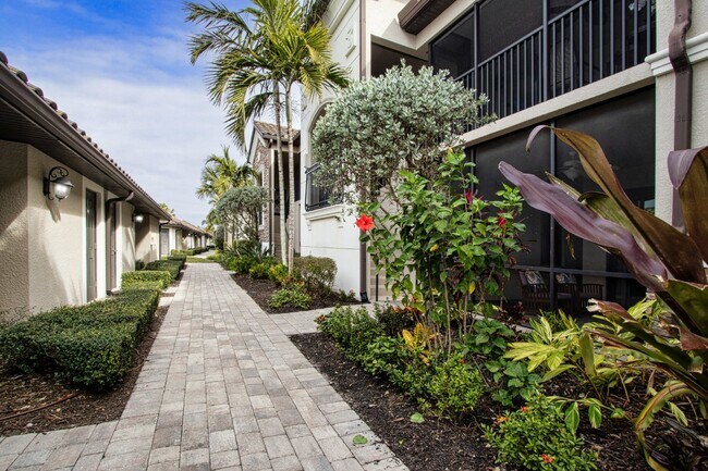 Building Photo - Like new 2BR, 2BA garage condo-Lakewood National