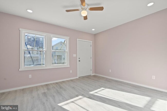 Building Photo - 309 N Oxford Ave